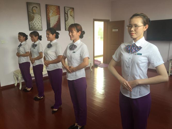 上饒管理中心瑞洪收費(fèi)站開(kāi)展“文明窗口 禮儀先行”專題培訓(xùn)活動(dòng)